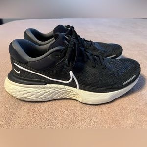Nike ZoomX Invincible Run Flyknit Size 11